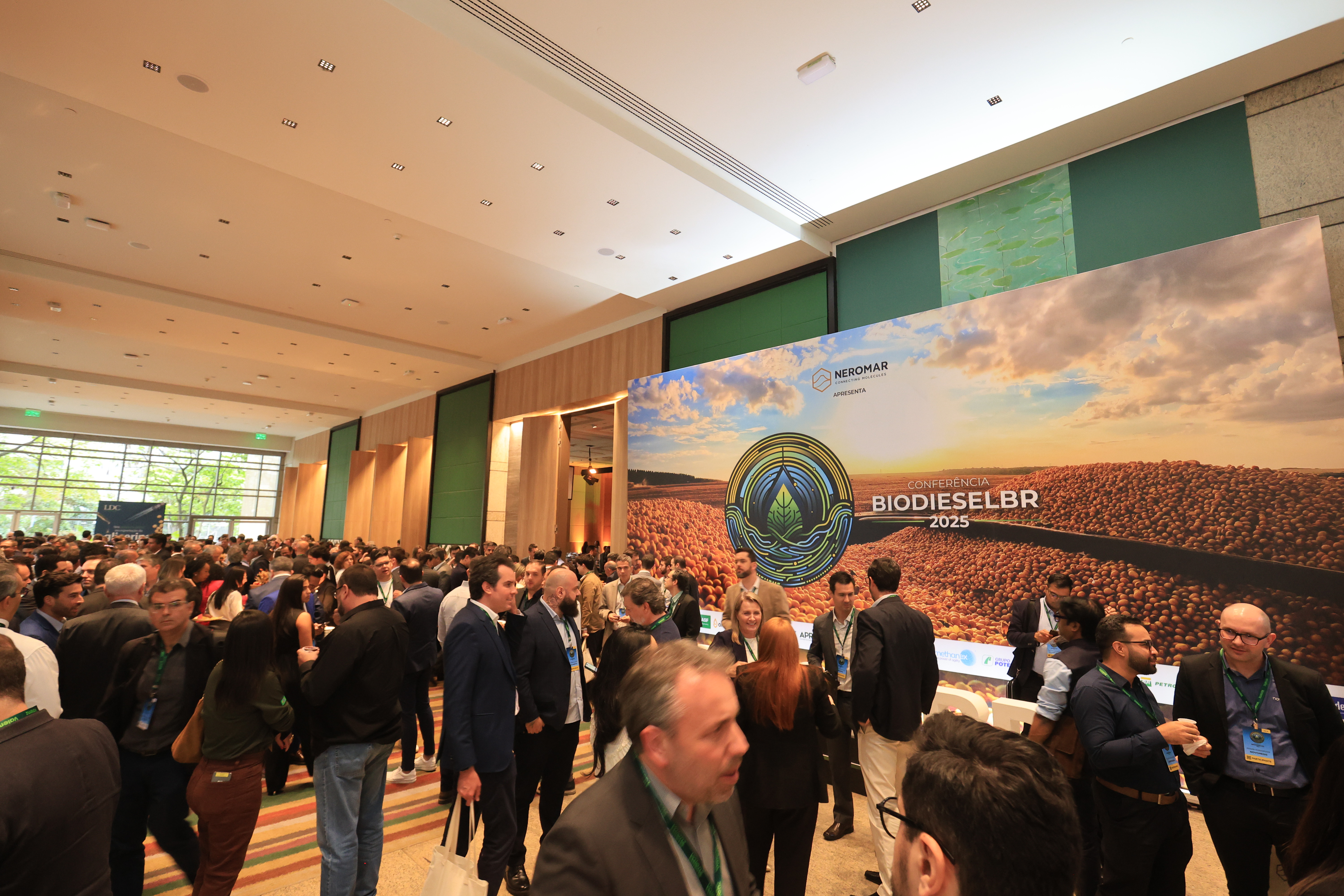 Plateia lotada durante palestra na Conferência BiodieselBR